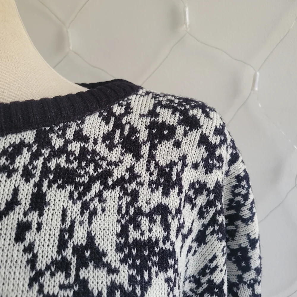 • SALE! Labeless Vintage Winter Sweater • Monochrome• Cropped • Sz Lrg